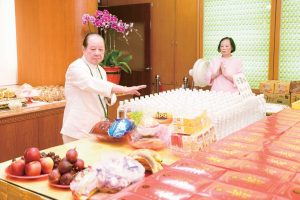 禪宗第八十五代宗師悟覺妙天禪師為結緣品加持