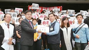 龔書翩與前市議員徐世勳團隊為威爾斯美語等3家補習班惡性倒閉受害者發聲