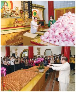 禪師為壽桃與心燈加持祝福