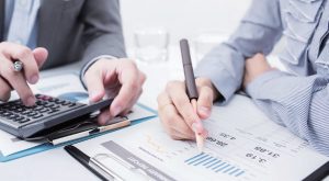 公開透明管理家庭帳戶，可增加伴侶的信任感。