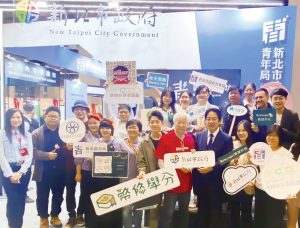 何文馨（後排右7）在2023 年Meet Taipei 創新創業嘉年華