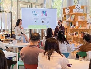 柯靉廷（持麥克風者）受邀至心之谷永續教育園區分享時尚如何兼顧環保