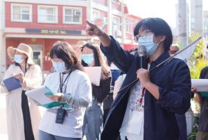 掀冊店共同創辦人林秀芃（右）帶領走讀活動