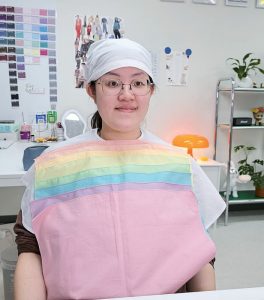 色彩診斷師協助客戶進行個人色彩測試