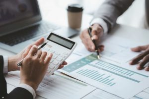 當金融寬鬆、游資充斥，會加劇房價漲勢