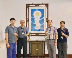 葉均蔚（右2）創辦高熵材料科技公司，公司裡供奉一尊觀世音菩薩法相。左2為另一位創辦人林樹均總經理，他們與圖中另兩位同仁都在悟覺妙天禪師門下共修。