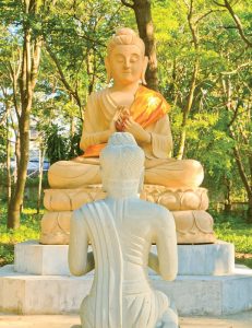 迦葉尊者離家尋師訪道兩年後，終於找到上師釋迦牟尼 佛，成為世尊的弟子