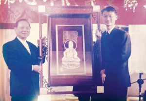 獲得禪宗第八十五代宗師悟覺妙天師父（左）頒贈佛菩薩法相。