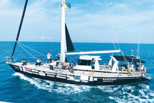 岳明國民中小學號召全台36所臨海學校共超過400位師生，分段協力駕駛兩艘大型帆船，完成29天環台計畫