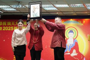 地球佛國總會美國分會負責人覺妙廣明代表美國同修敬獻