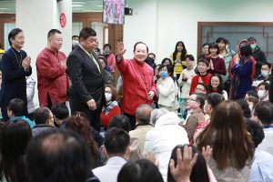 悟覺妙天禪師為眾人加持祝福