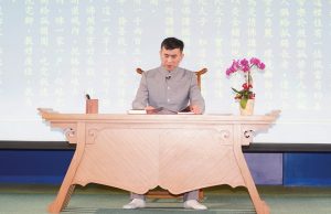 蘭陽戲劇團以歌仔戲型式演 出，
