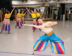 簡華葆以男女舞者呈現「實」與「虛」