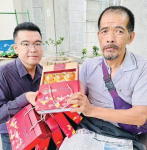 劉志枰（左）擔任志工10餘年