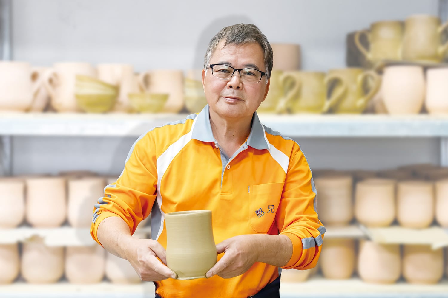 美濃憨兒窯手作工房　曾炎輝奉獻愛心30年　教憨兒作陶