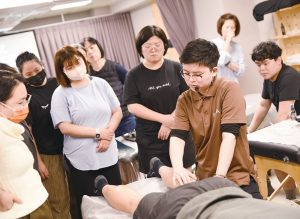 242青年開路：黃卉君推廣科學刮痧