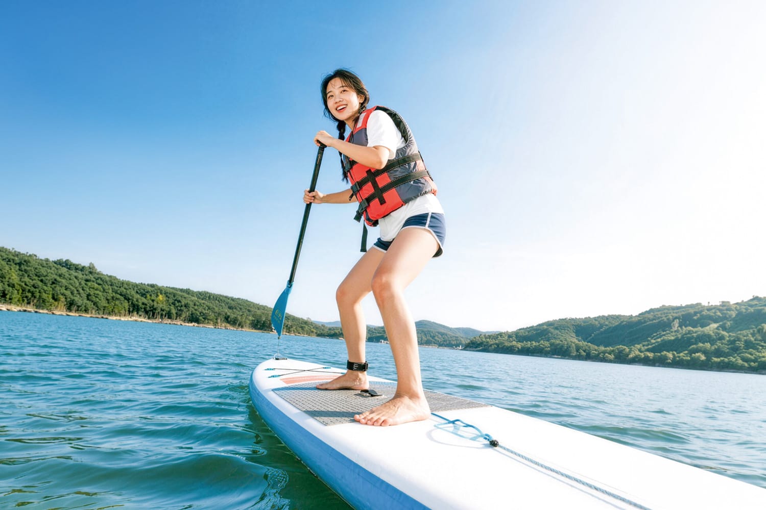 碧海藍天擁抱身心　SUP立槳沁涼又燃脂